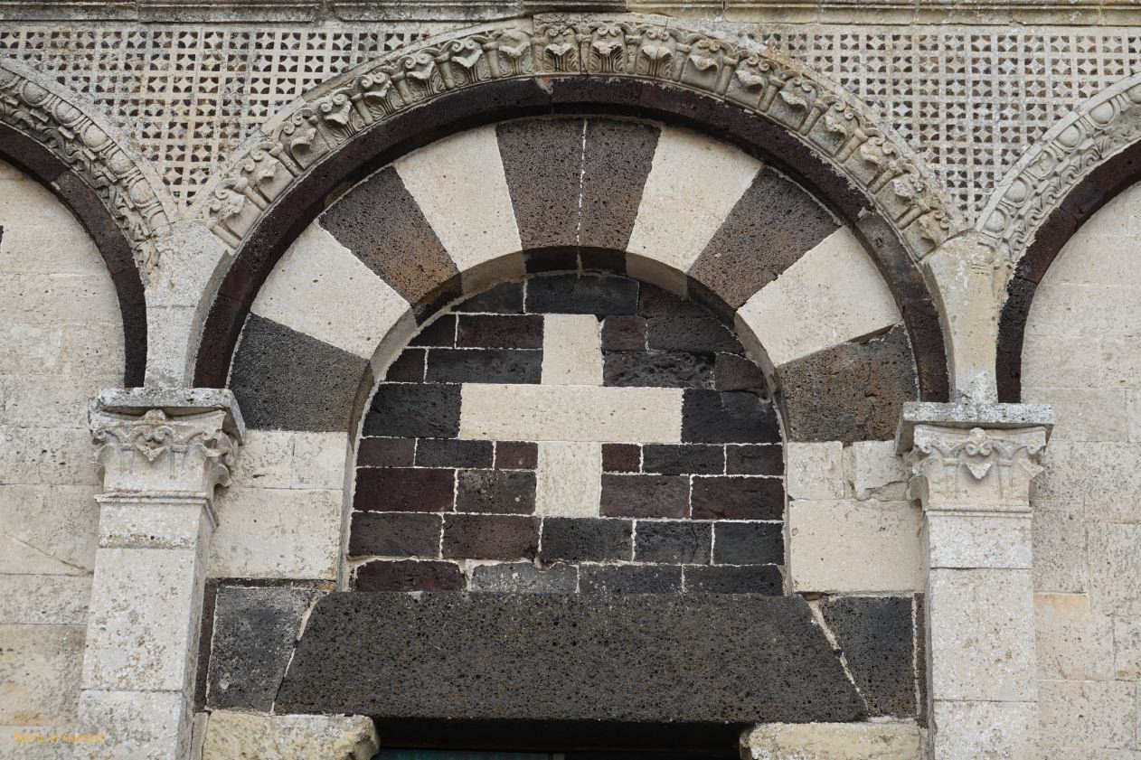 24    Borruta basilica San Pietro di Sorres et son cloître  2 DSC04750