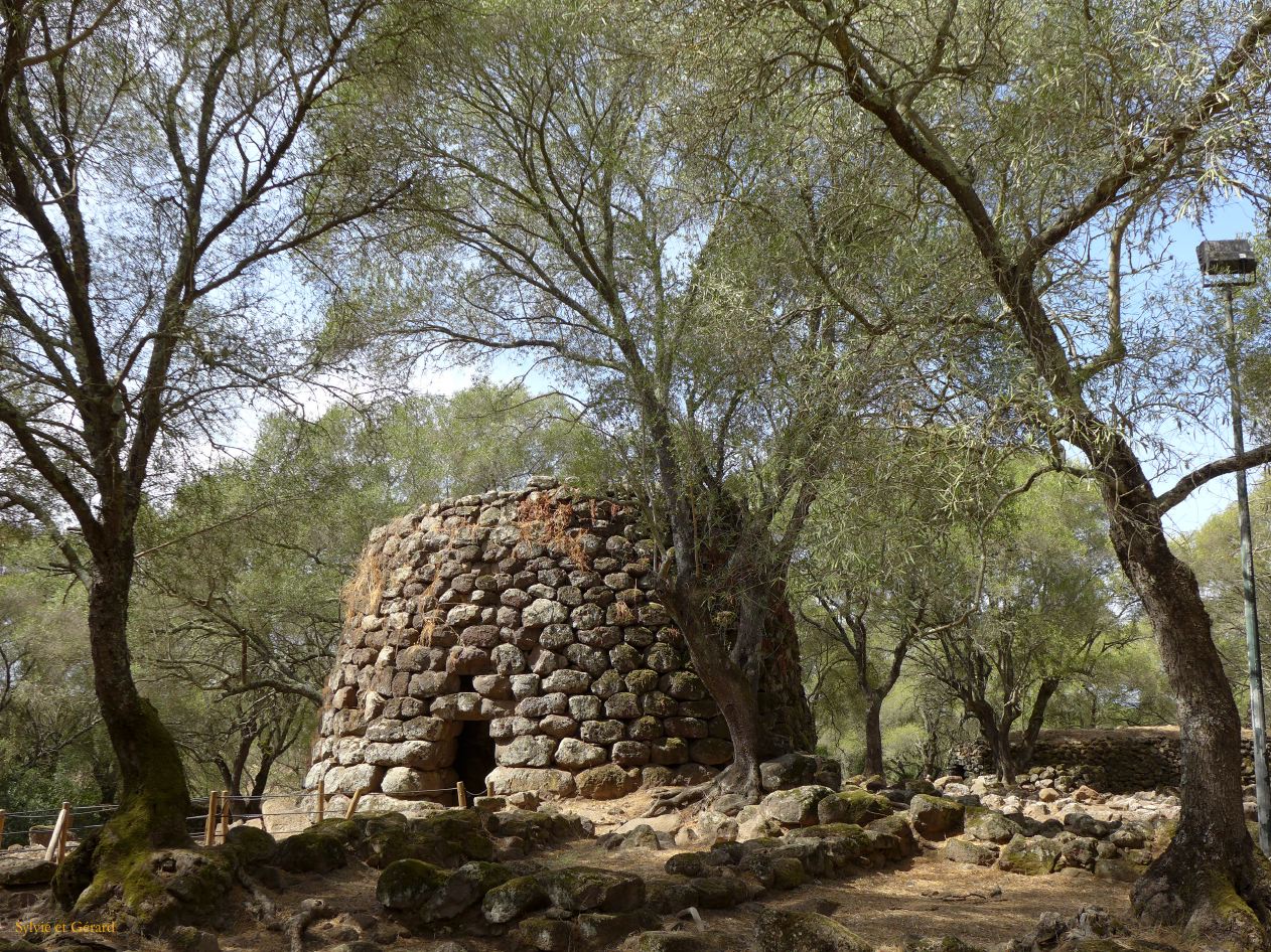 25   Paulilatino sito nuragico di Santa Cristina 6 nuraghes P1270917