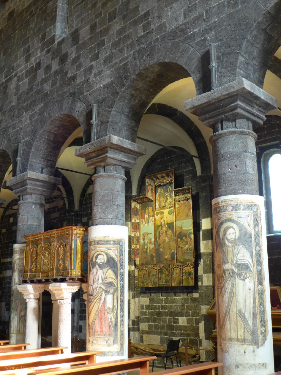 28    Ardara basilica Santa Maria del Regno  5 P1280286