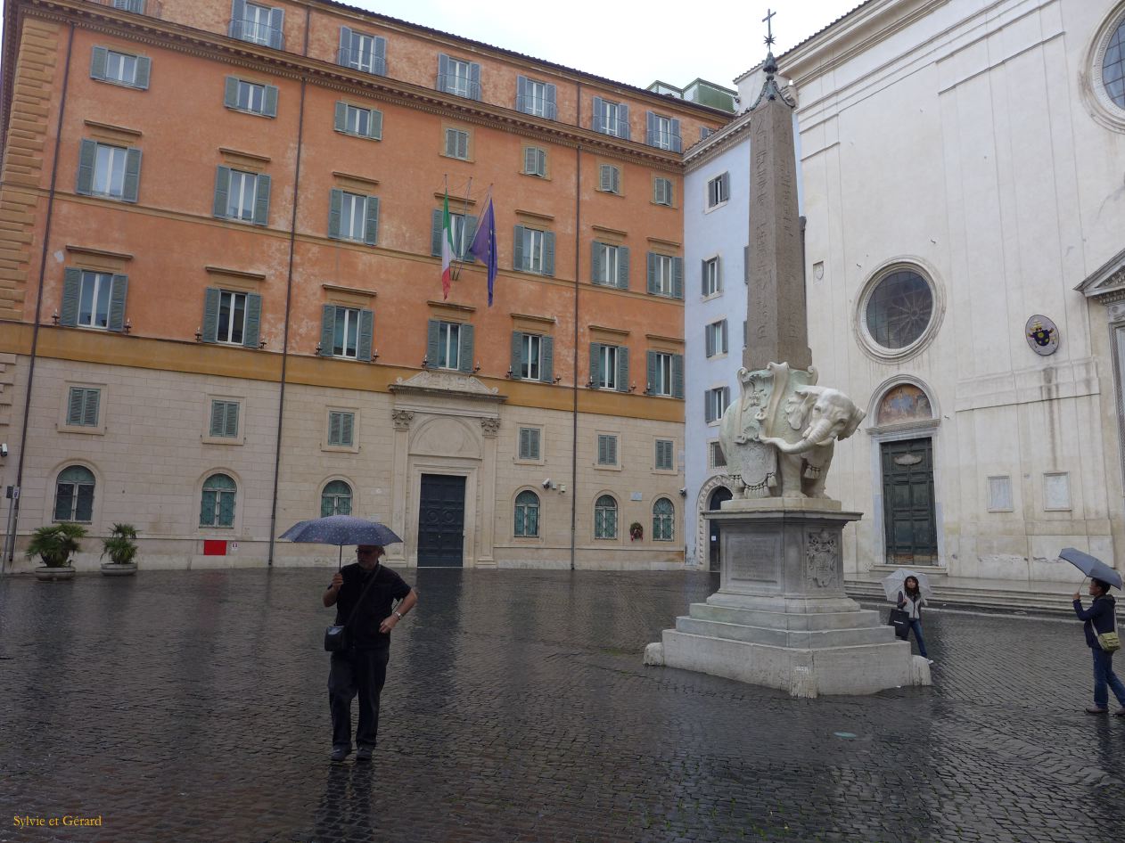 la place della Minerva et l'obélique égyptien à l'éléphant 