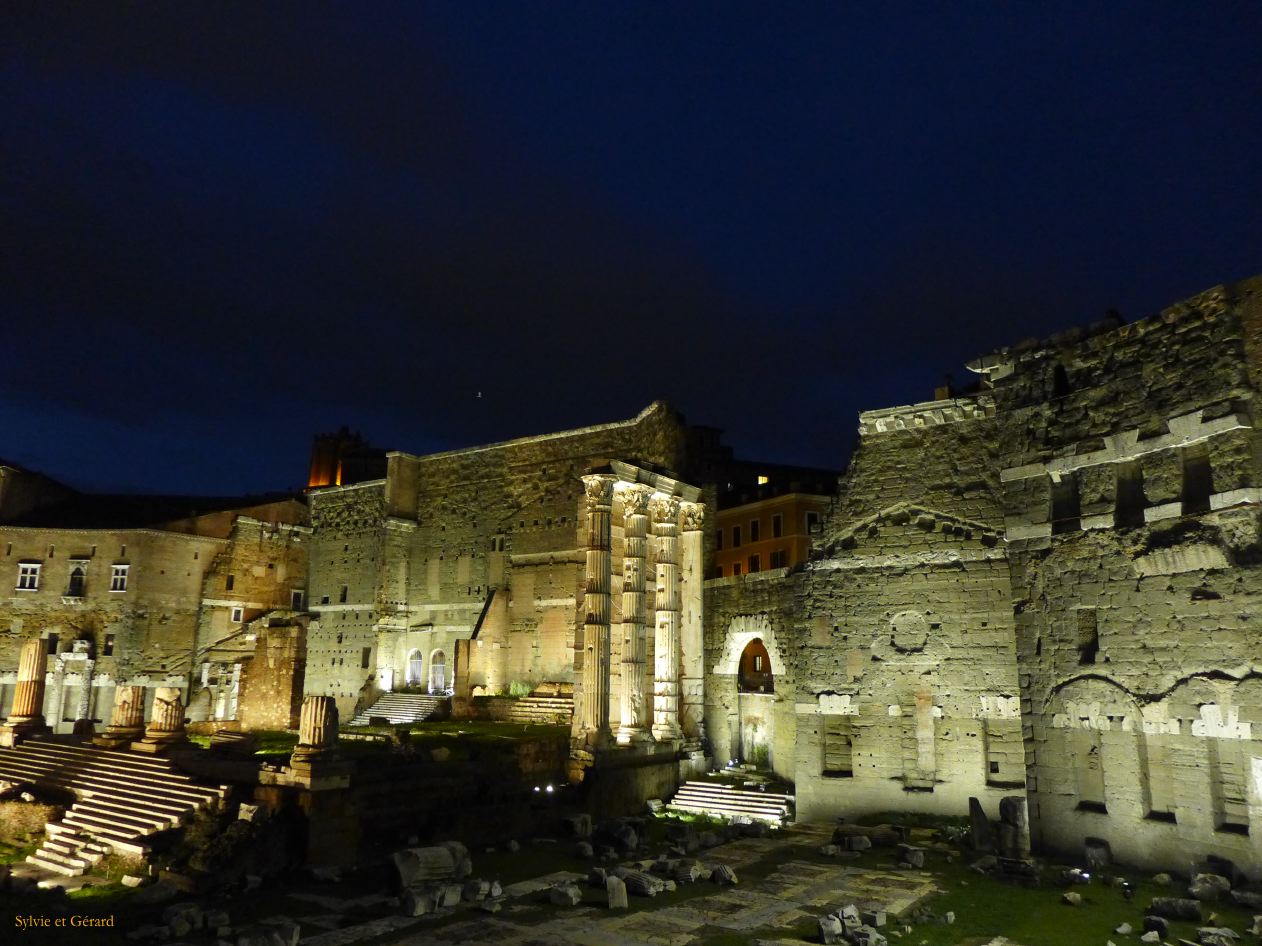 le Forum d'Auguste de nuit 