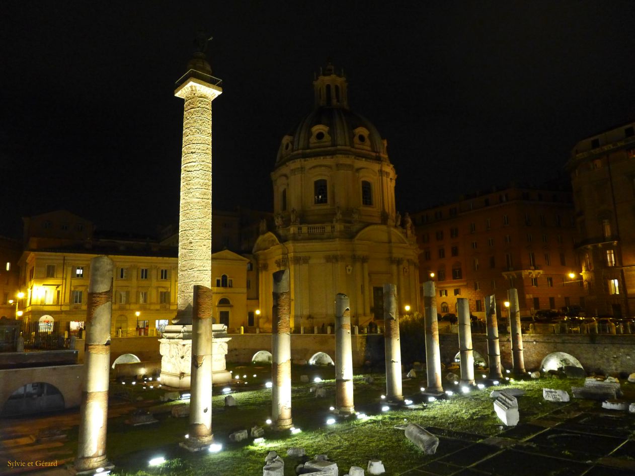 le Forum de Trajan de nuit 