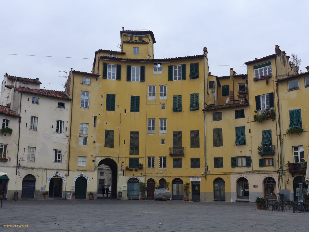 Lucques 13 piazza dell'Anfiteatro P1220897