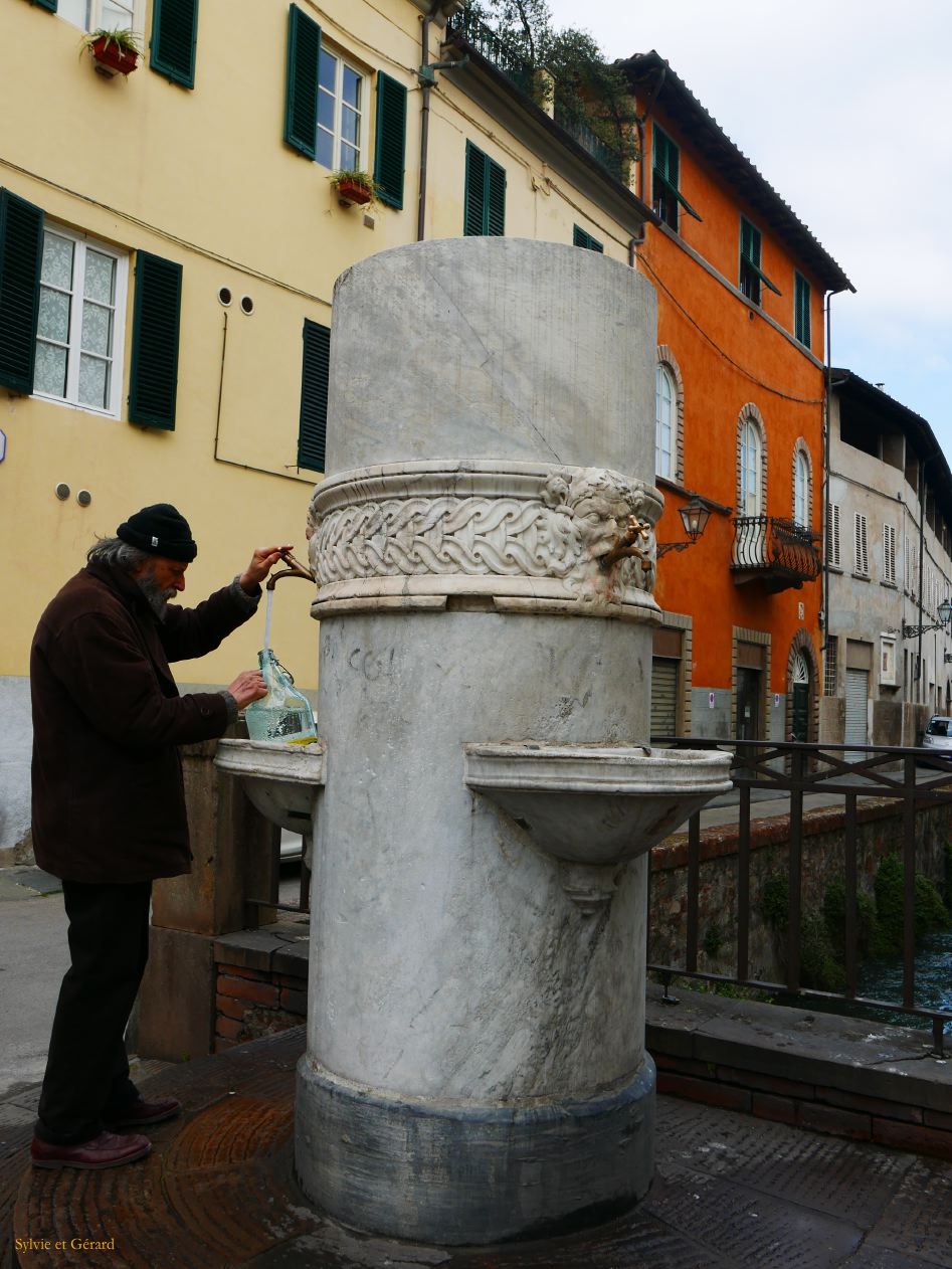 Lucques 24 fontaine publique P1300341