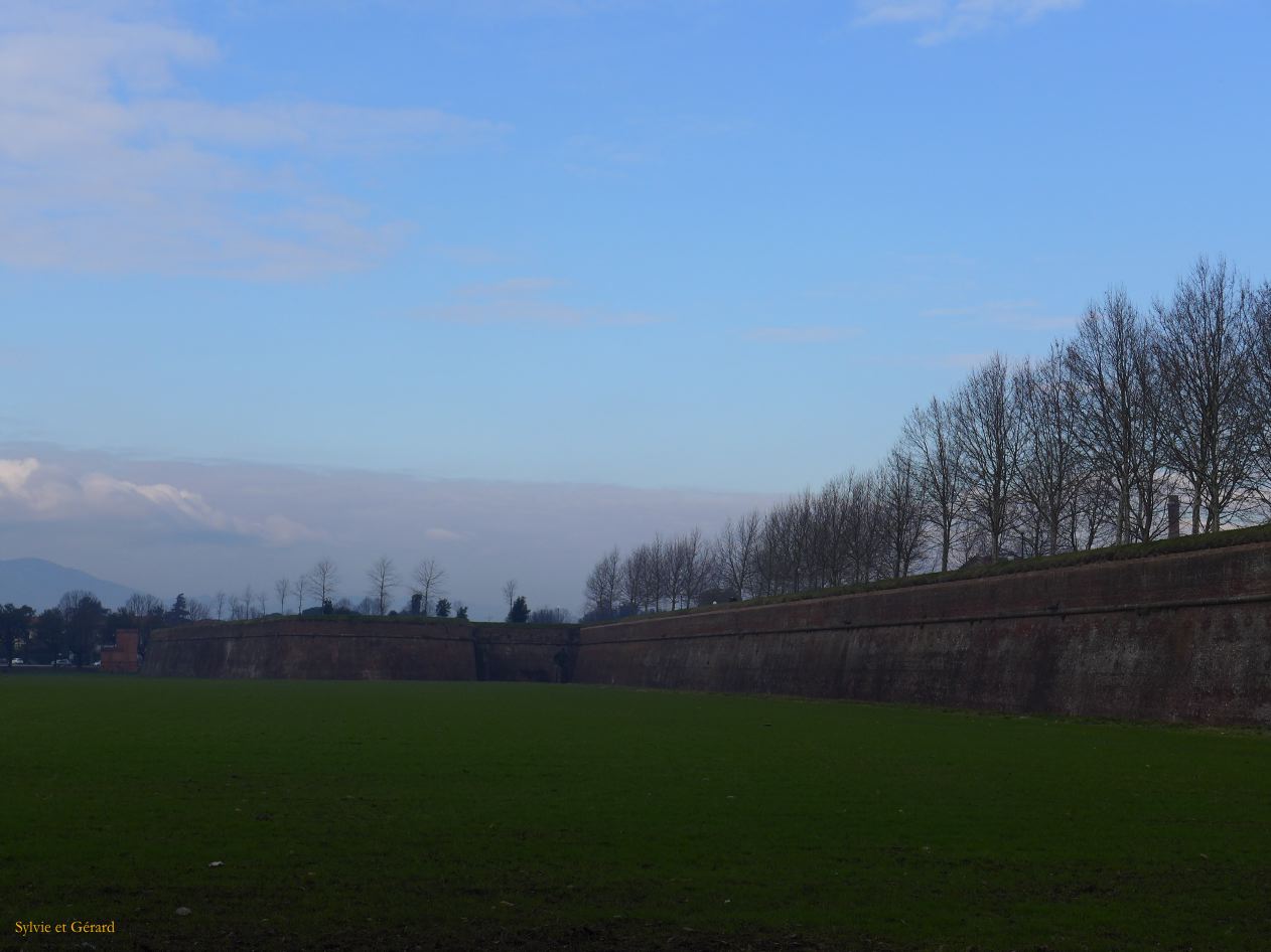 Lucques 25 les remparts 16e s  P1220845