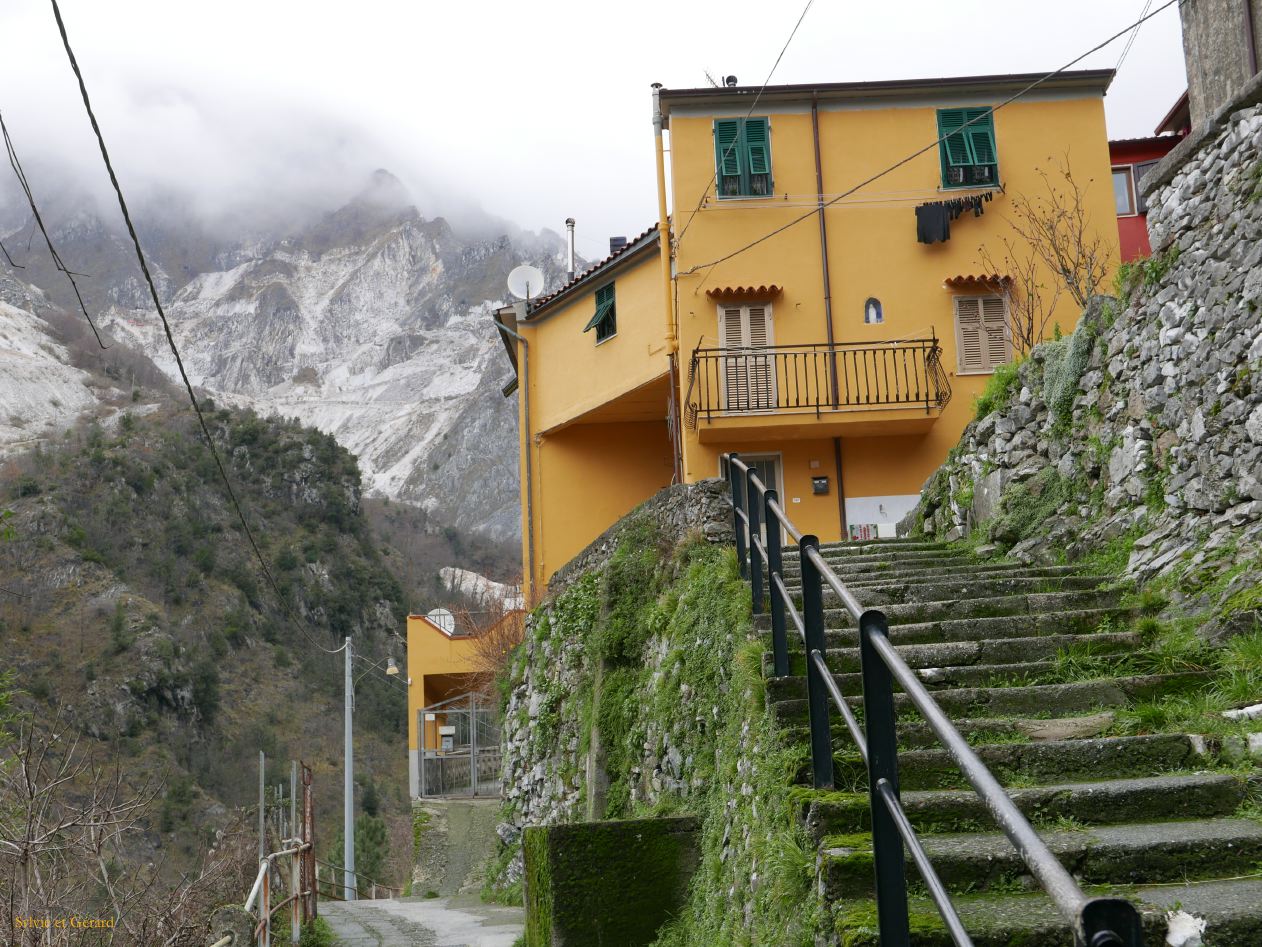 Colonnata 06 tout autour du village les carrières de marbre