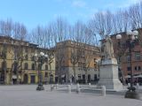 Lucques 01 piazza Napoleone et la statue de M Louise de Bourbon Parme P1220846