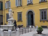 Lucques 18 fontaine publique P1220919