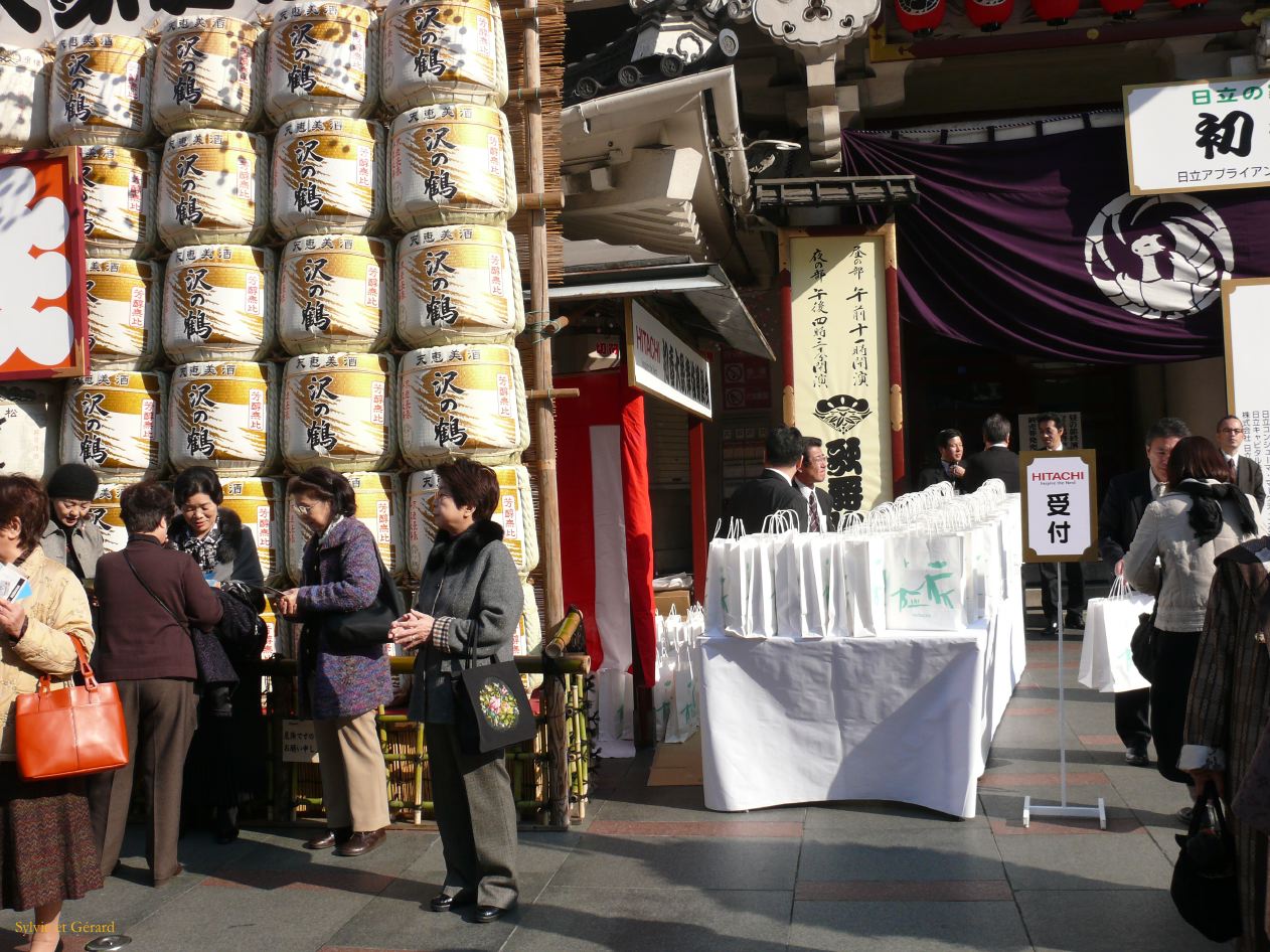 0266 TOKYO Devant le théatre