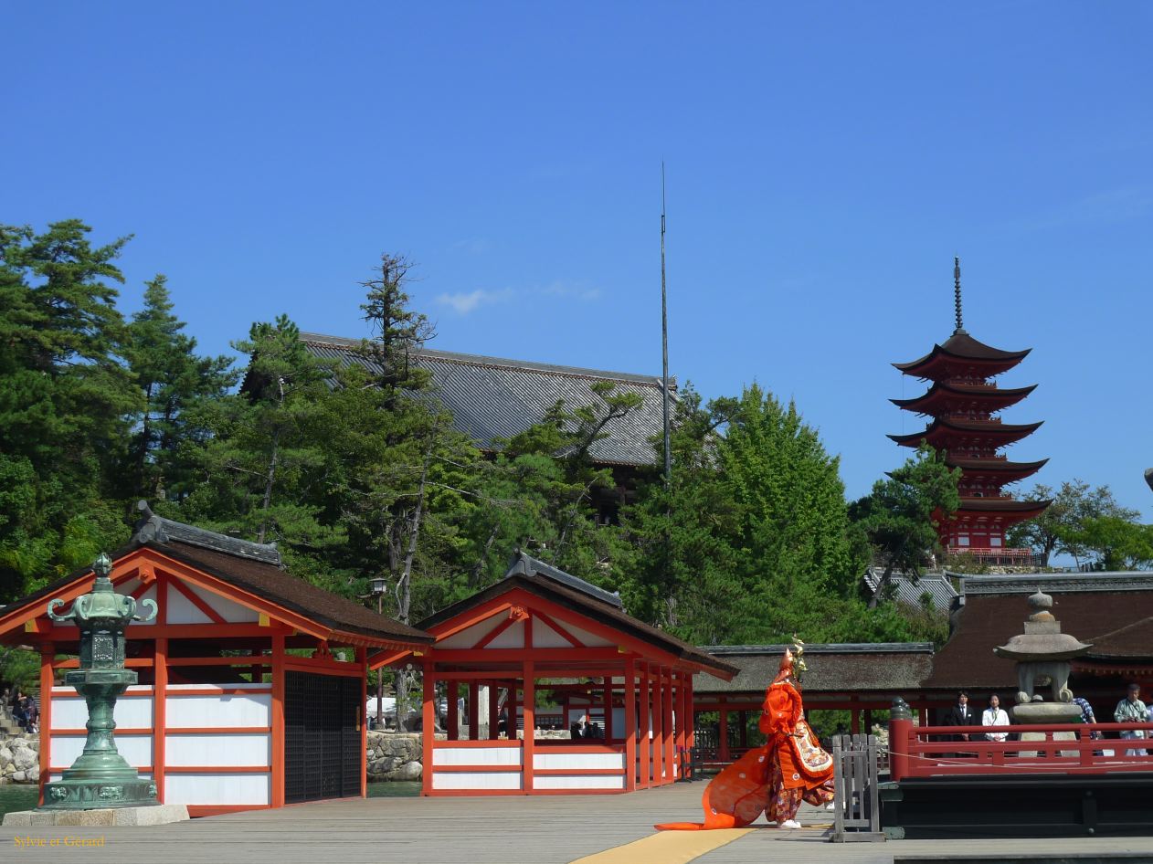 C Chûgoku 040 Miyajima au grand sanctuaire - le Bugaku 