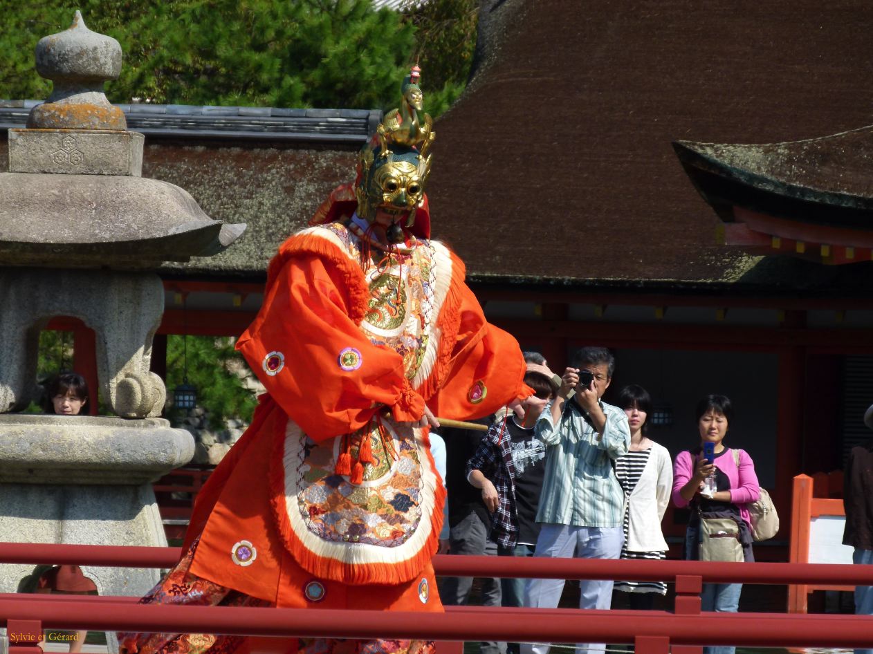 C Chûgoku 041 Miyajima au grand sanctuaire - le Bugaku 