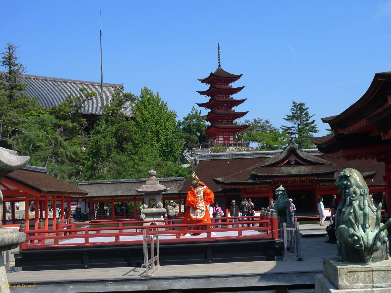 C Chûgoku 042 Miyajima au grand sanctuaire - le Bugaku