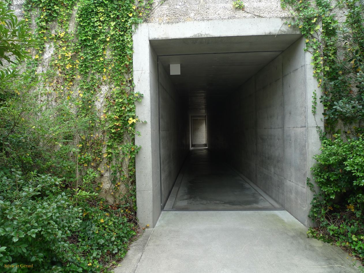 C Chûgoku 068 Naoshima entrée du Chichu Art Museum construit par Tadeo Ando 