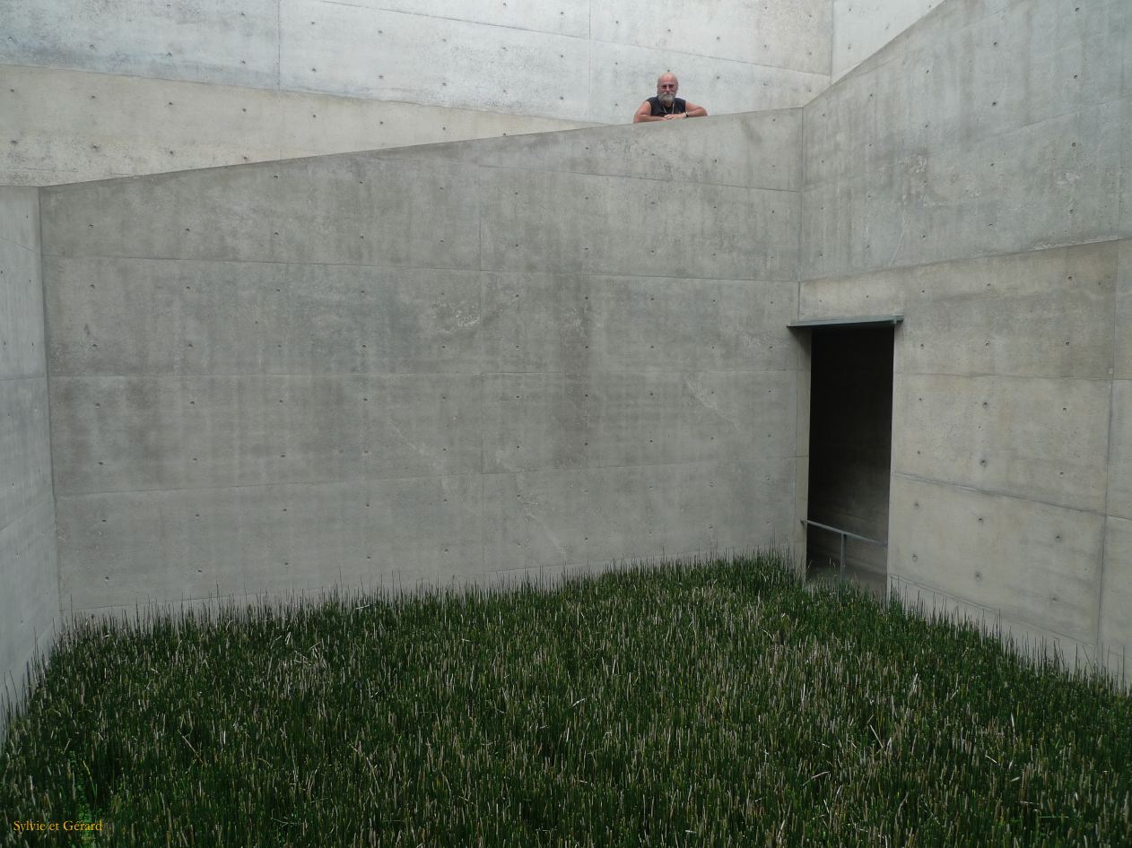 C Chûgoku 069 Naoshima entrée du Chichu Art Museum construit par Tadeo Ando 