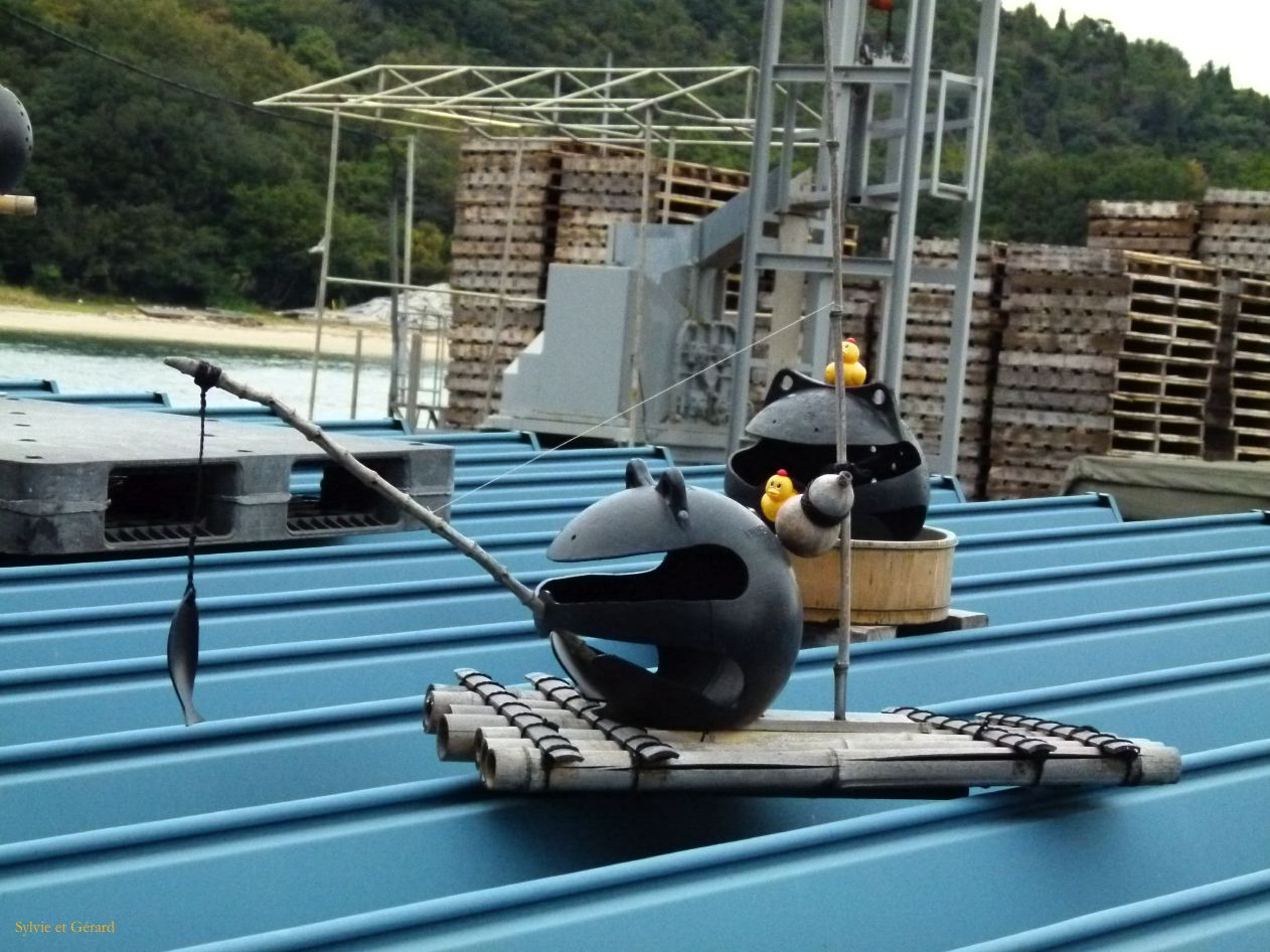 C Chûgoku 074 Naoshima Toit d'une poissonnerie 