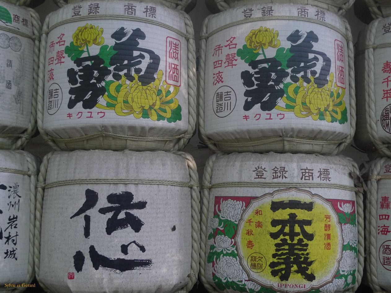 A Tokyo 019 quartier Harajuku sanctuaire Meiji-Jingu tonneau de saké