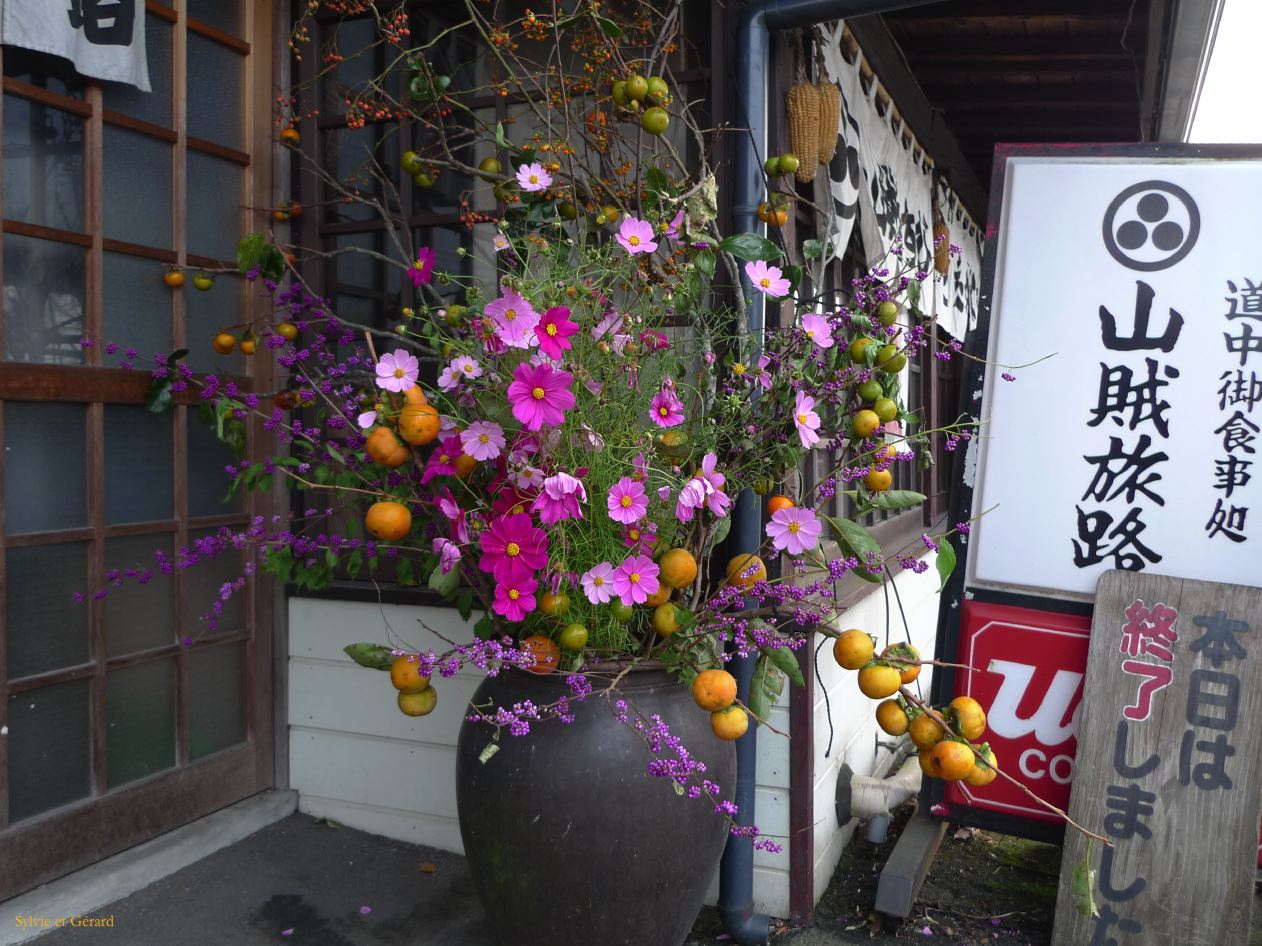 D Kyûshû 070 Aso devant un restaurant