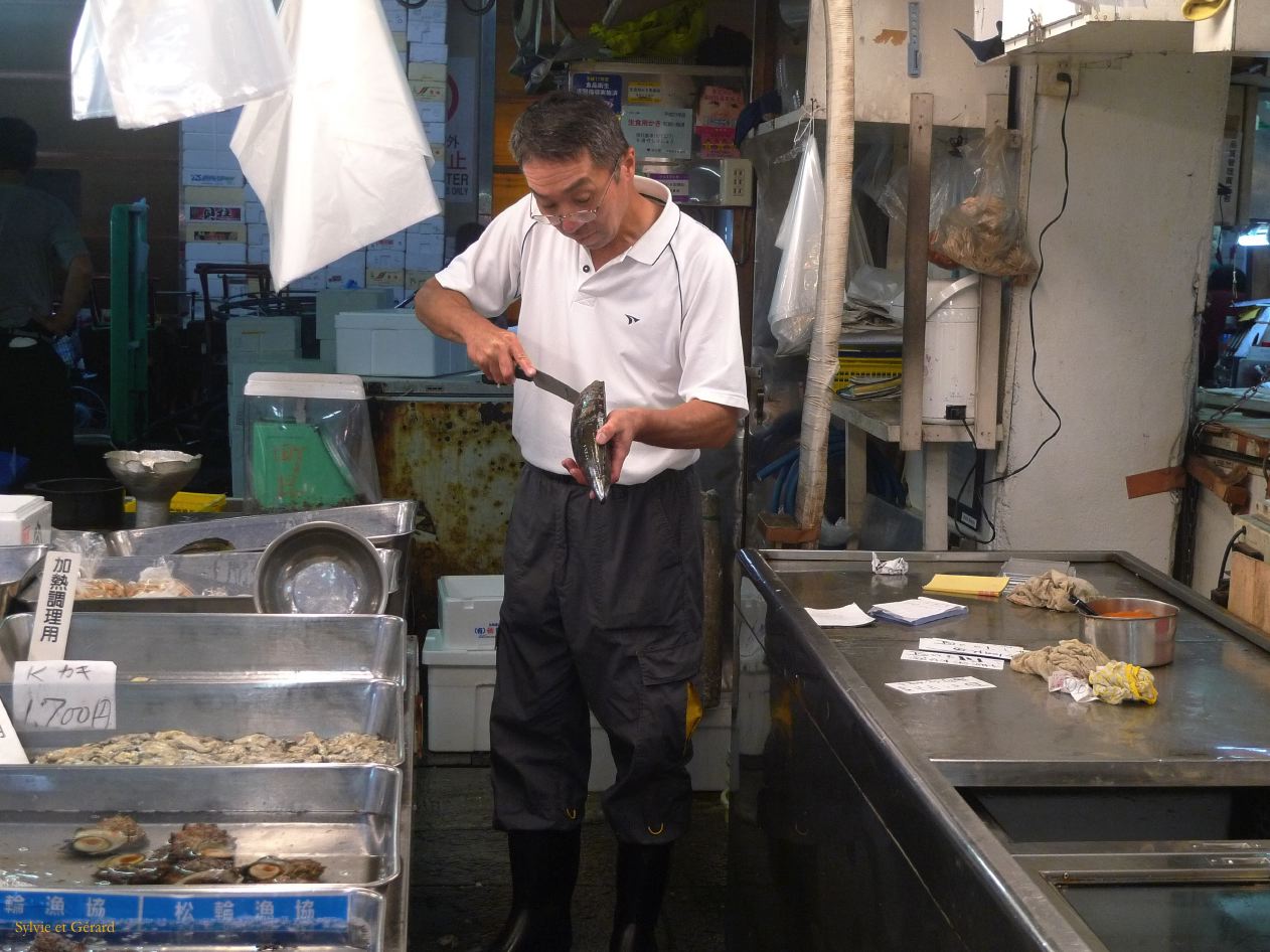 A Tokyo 023 quartier Tsukiji le marché aux poissons