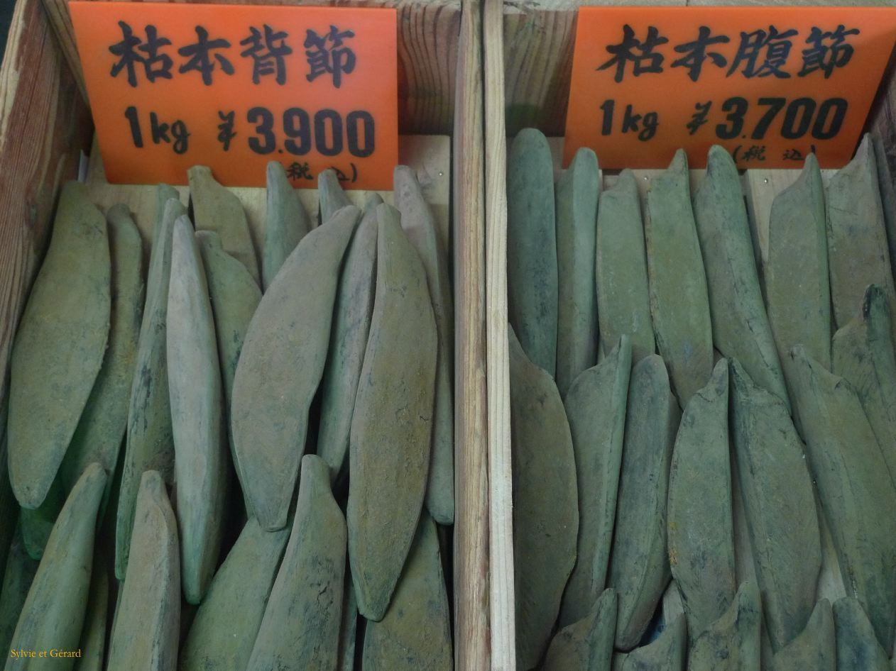 A Tokyo 024 quartier Tsukiji le marché aux poissons bonites sèches à raper