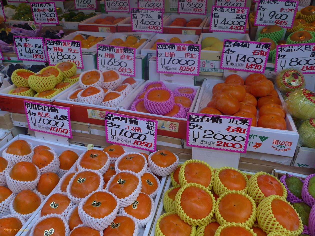 A Tokyo 027 quartier Tsukiji le marché aux poissons c'est la saison des kakis