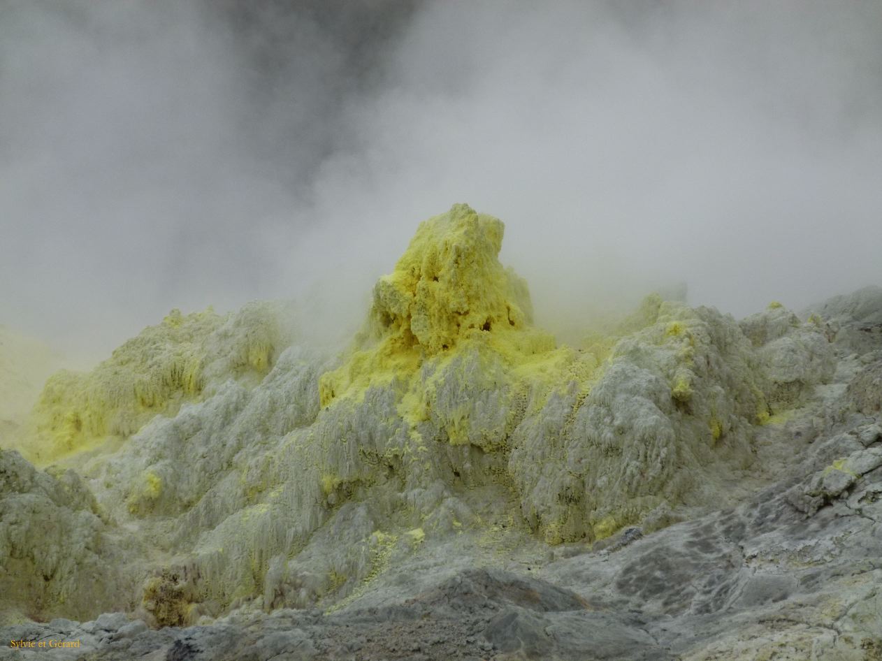 E Hokkaido 046 Kawayu Onsen Io-zan Parc Akan