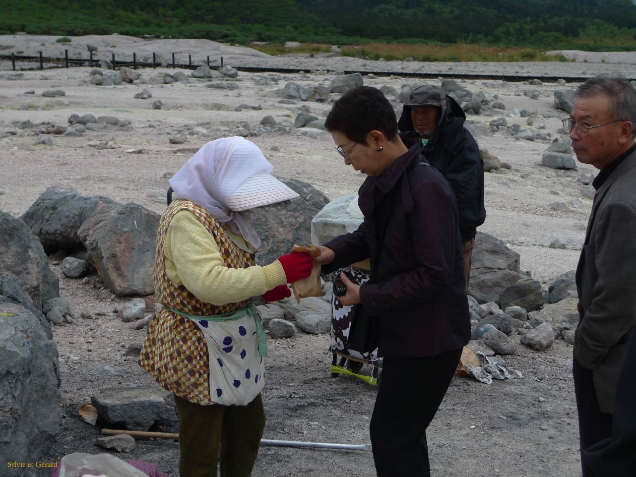 E Hokkaido 049 Kawayu Onsen Io-zan Parc Akan vente d'oeufs durs 