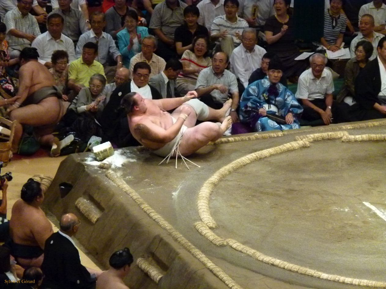 A Tokyo 050 quartier Asakusa le stade et combat de sumos 