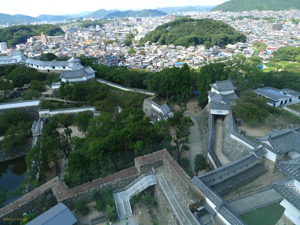 B Kansai 005 Himeji le château vue du donjon 