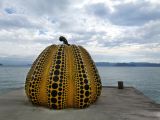 C Chûgoku 073 Naoshima la citrouille de Yayoi Kusama 