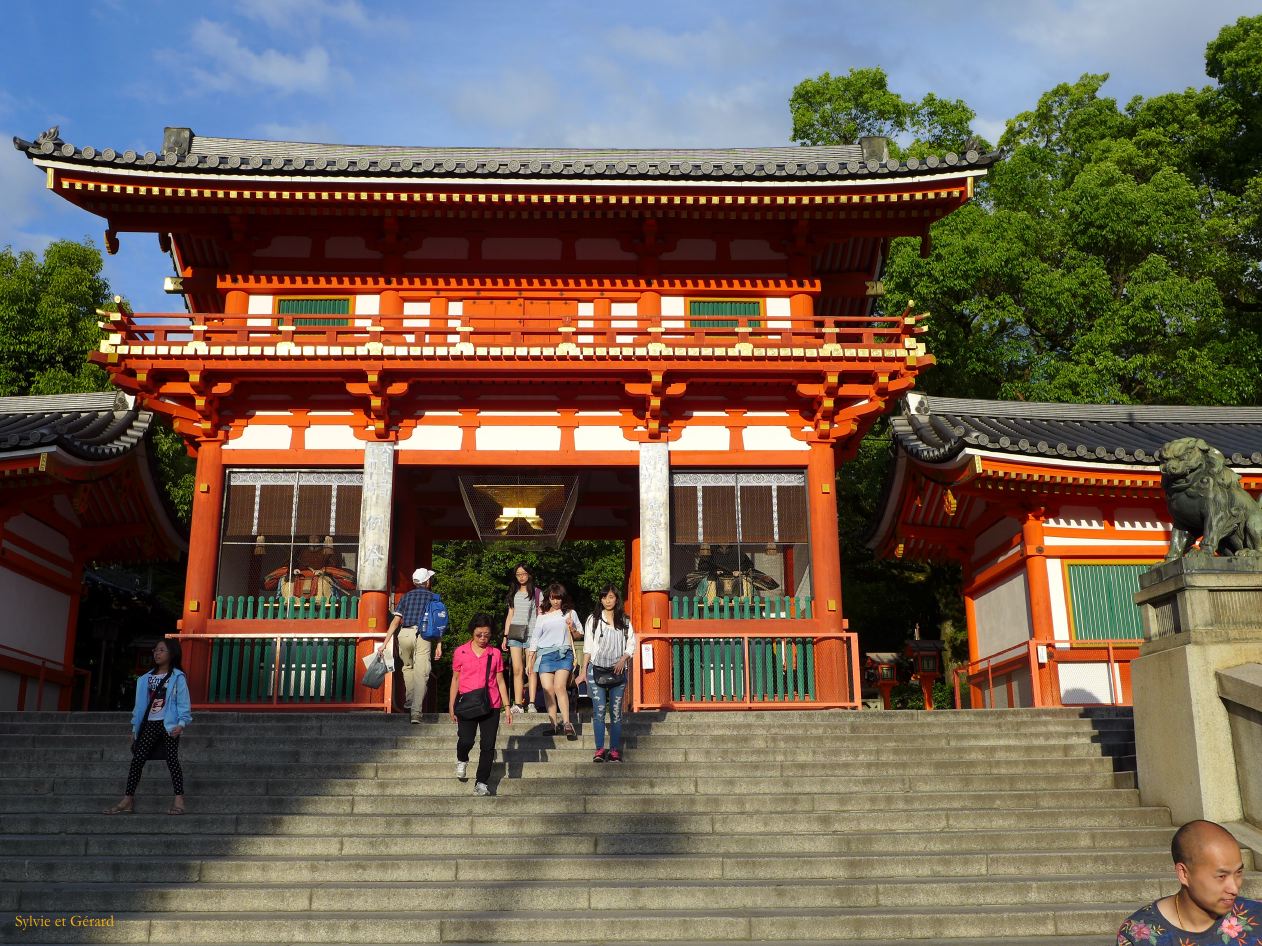 C Kyoto Gion 9  Yasaka Shrine P1020977