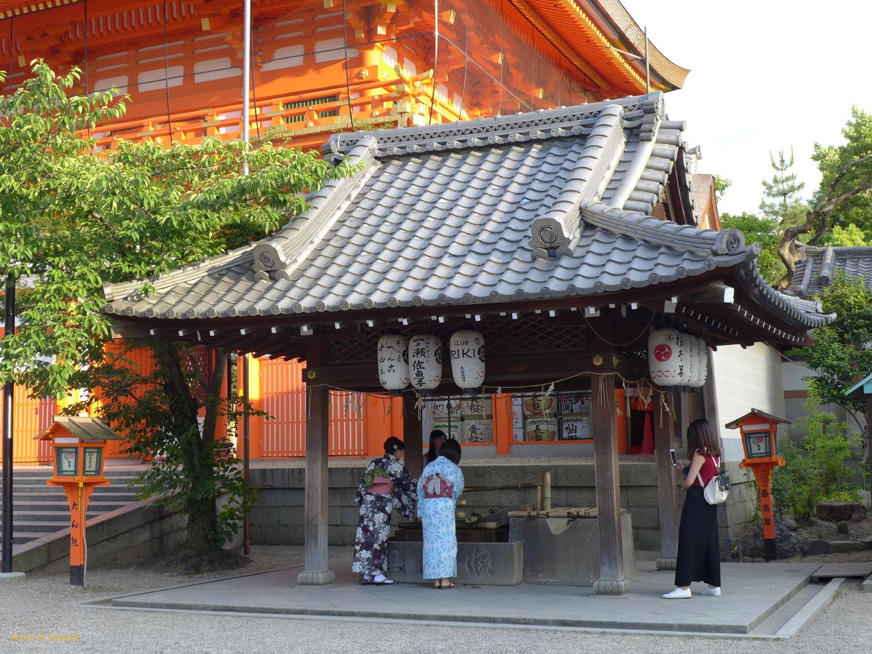 C Kyoto Gion 12 Yasaka Shrine P1020979
