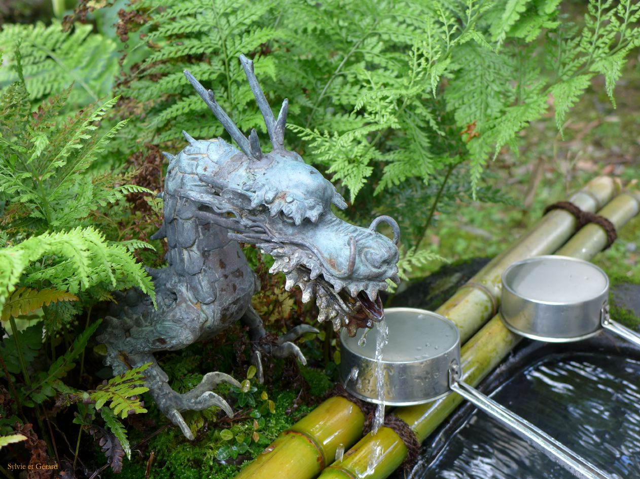 A Yoshino 19 Yoshimi zu sanctuaire le temizu-ya pour se purifier les mains et la bouche 