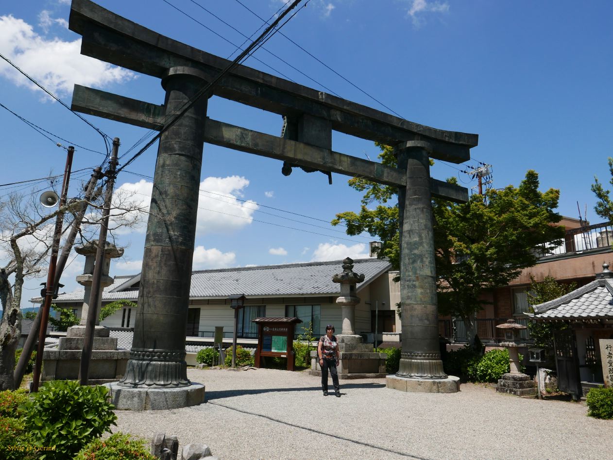 A Yoshino 23 dans la rue du village le tori de pierre