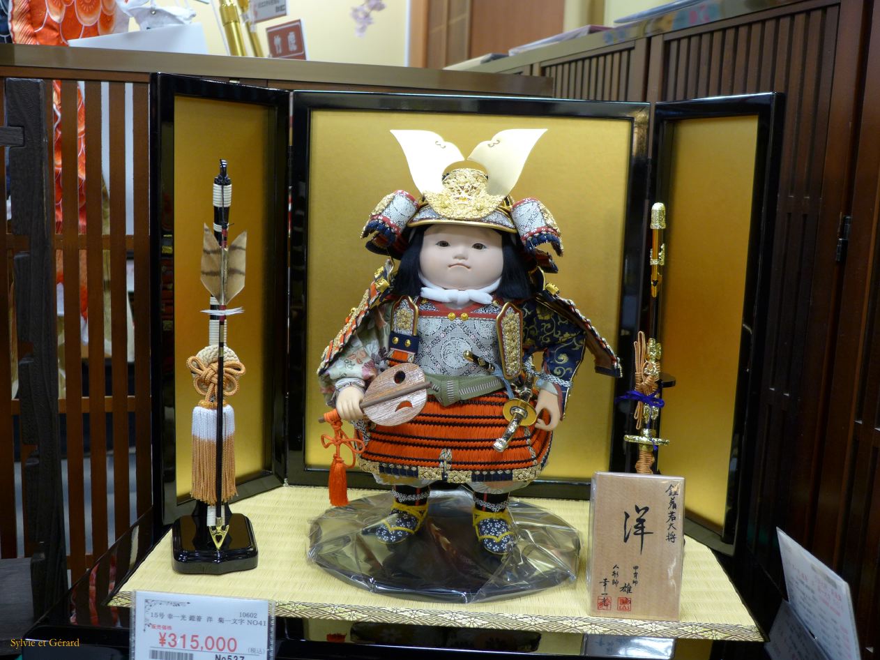 F Osaka le château et ses environs 3 le kabuto pour les petits garçons