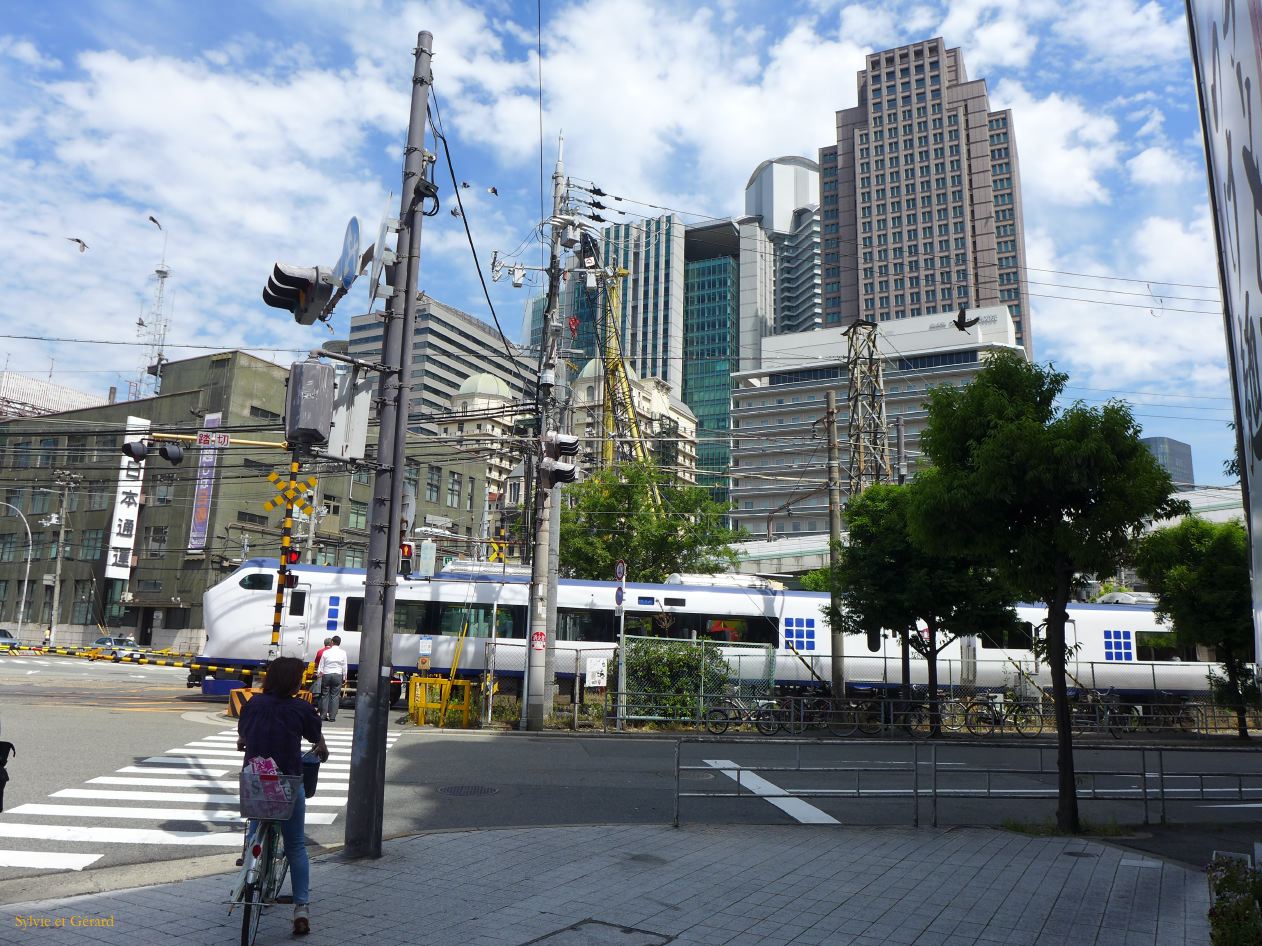 F Osaka Quartier Umeda 1 les trains et les buildings