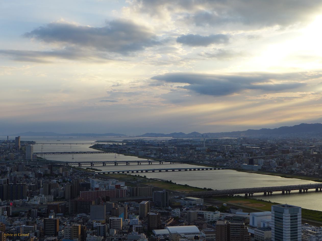 F Osaka Quartier Umeda Sky Building Garden 5 au soleil coucahnt