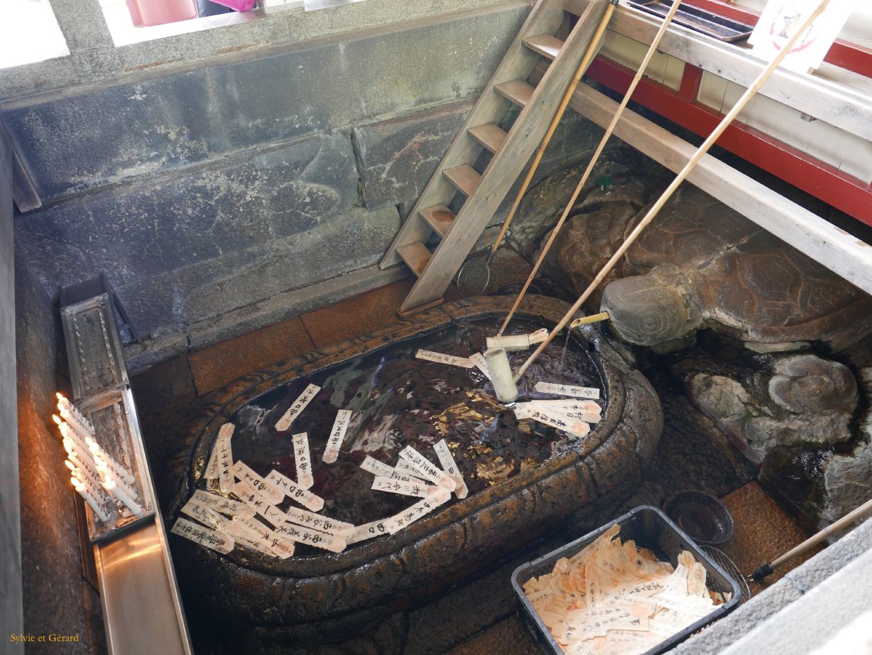 F Osaka temple Shi tenno-ji 6 fontaine de la tortue où l'on jette ses voeux