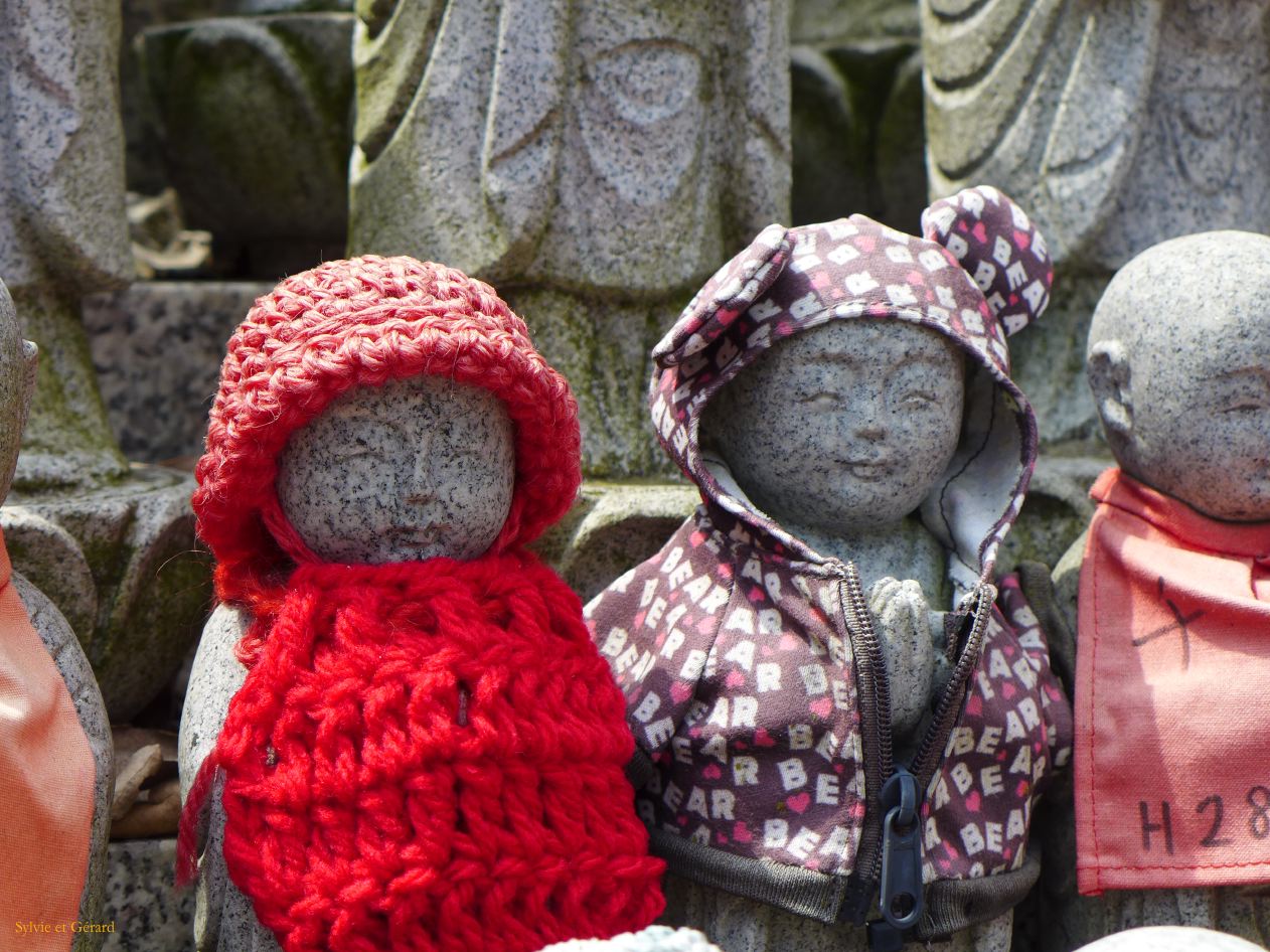 F Osaka temple Shi tenno-ji 9 Jizos de pierre habillés de vêtements d'enfants 