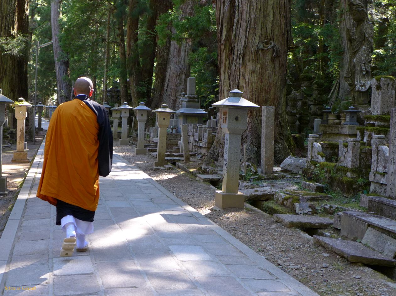 B Koyasan 16 Okuno In bonze