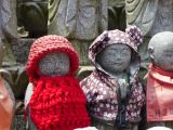 F Osaka temple Shi tenno-ji 9 Jizos de pierre habillés de vêtements d'enfants 