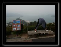 099 Pont dans le Ciel Amano Hashidate la tête entre les jambes pour regarder à l'envers et voir le dragon