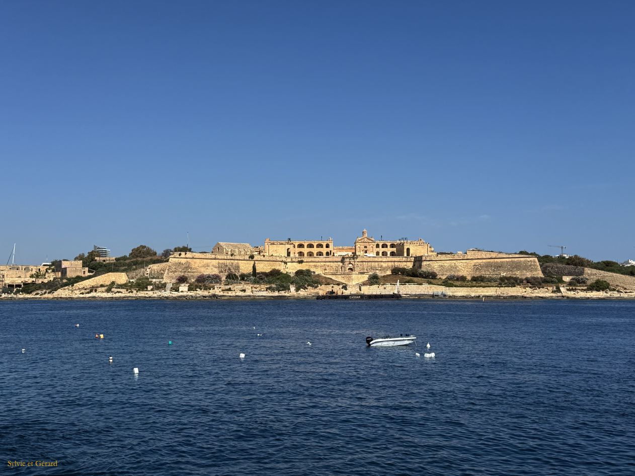 074 La Valette vue sur Manoel Island IMG_1146