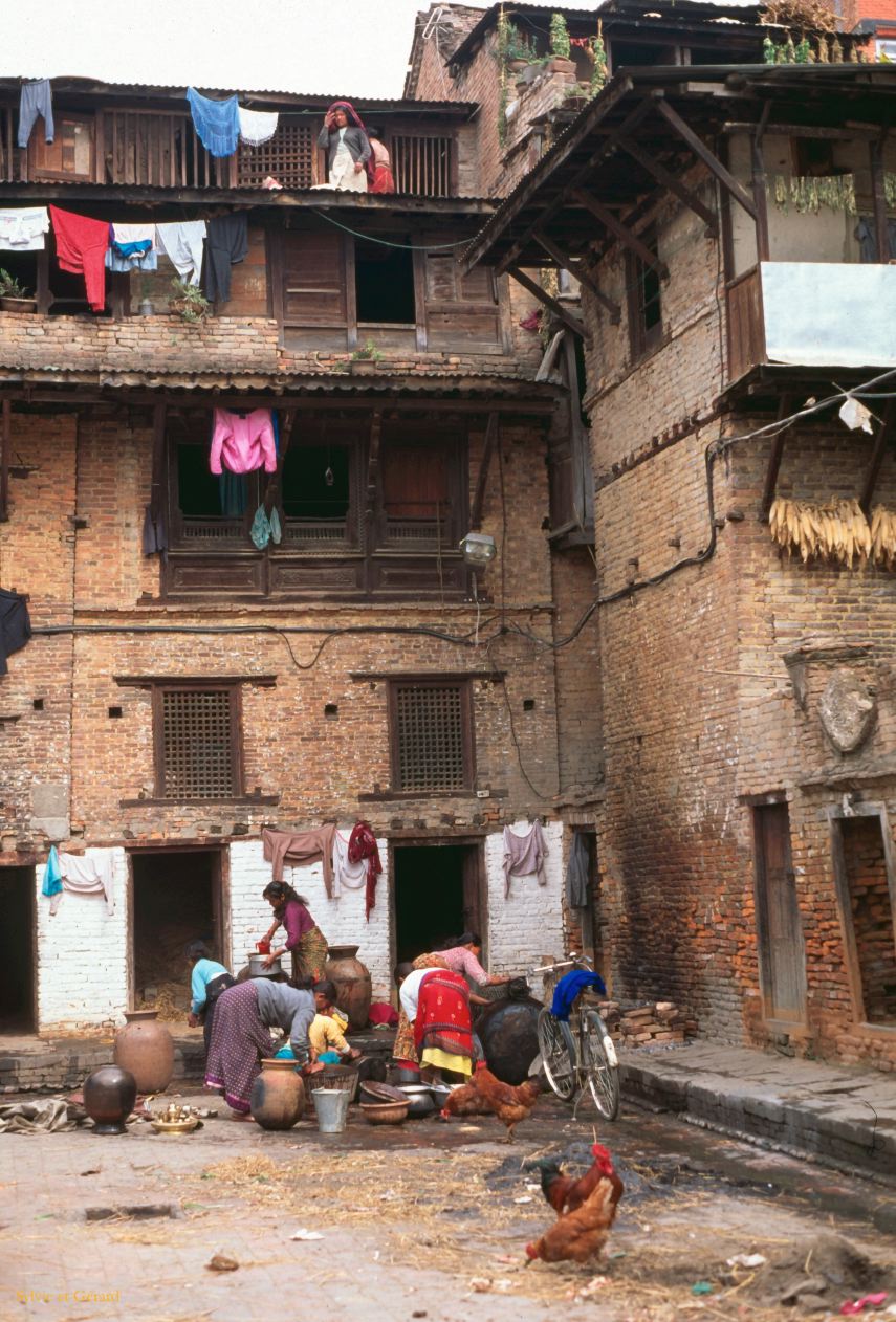 Katmandou stupa Bodnath les maisons aux alentours Nepal 1993-074