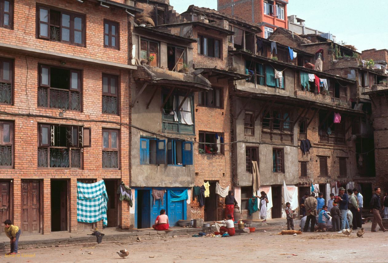 Katmandou stupa Bodnath les maisons aux alentours Nepal 1993-075