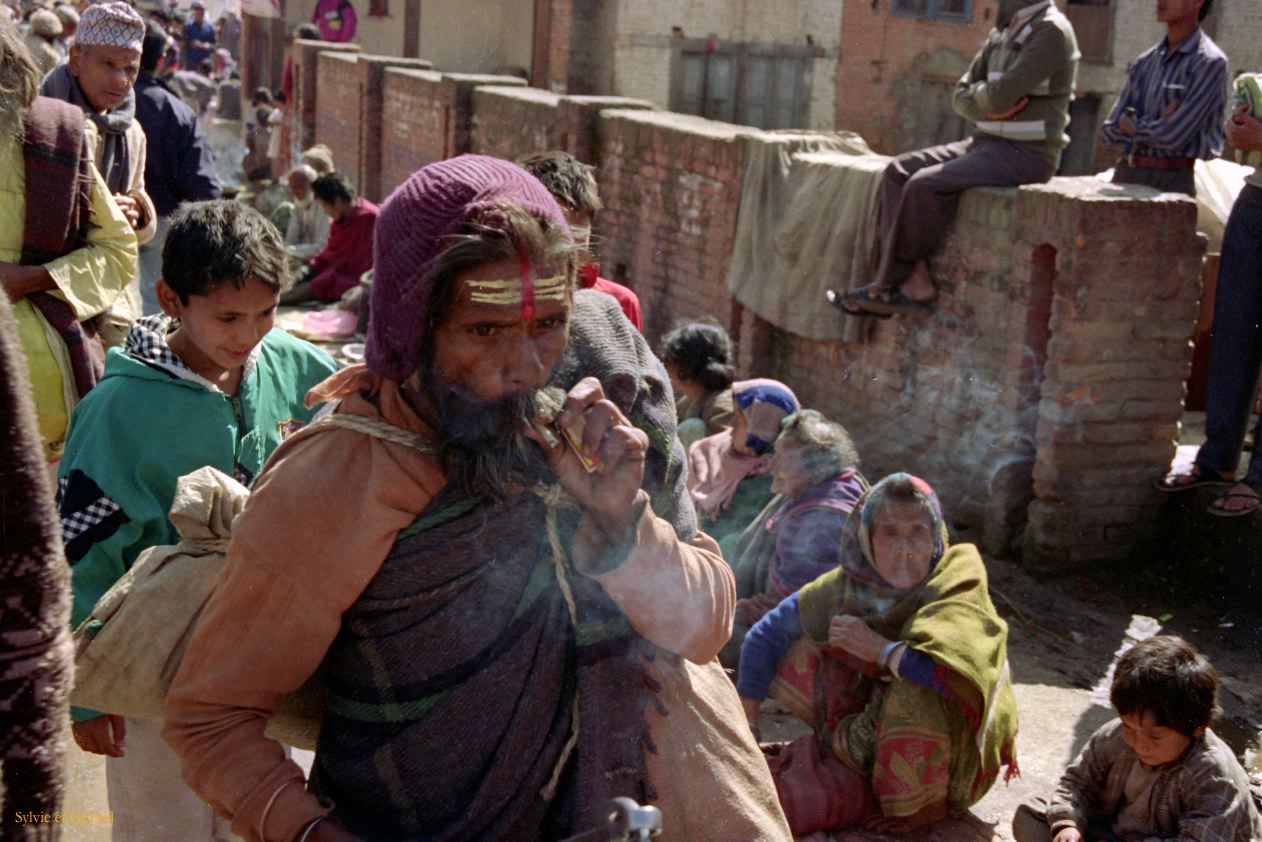 Katmandou temple de Pashupatinah sur le chemin du temple Nepal 1993-307