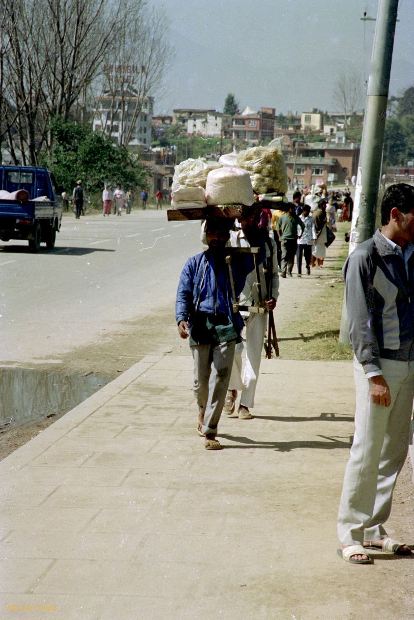 Katmandou temple de Pashupatinah sur le chemin du temple Nepal 1993-317