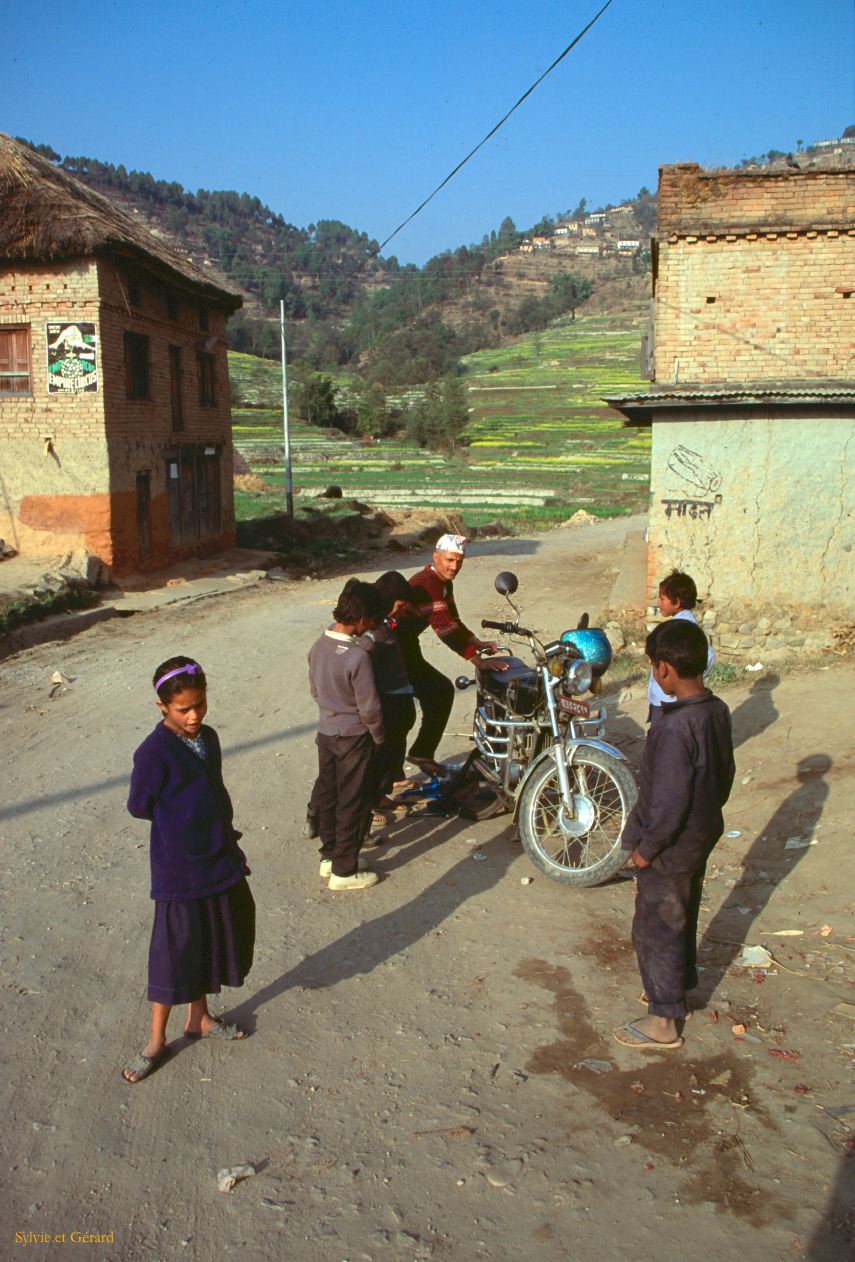 Sangkhu Namo Buddha au retour crevaison de la moto Nepal 1993-291