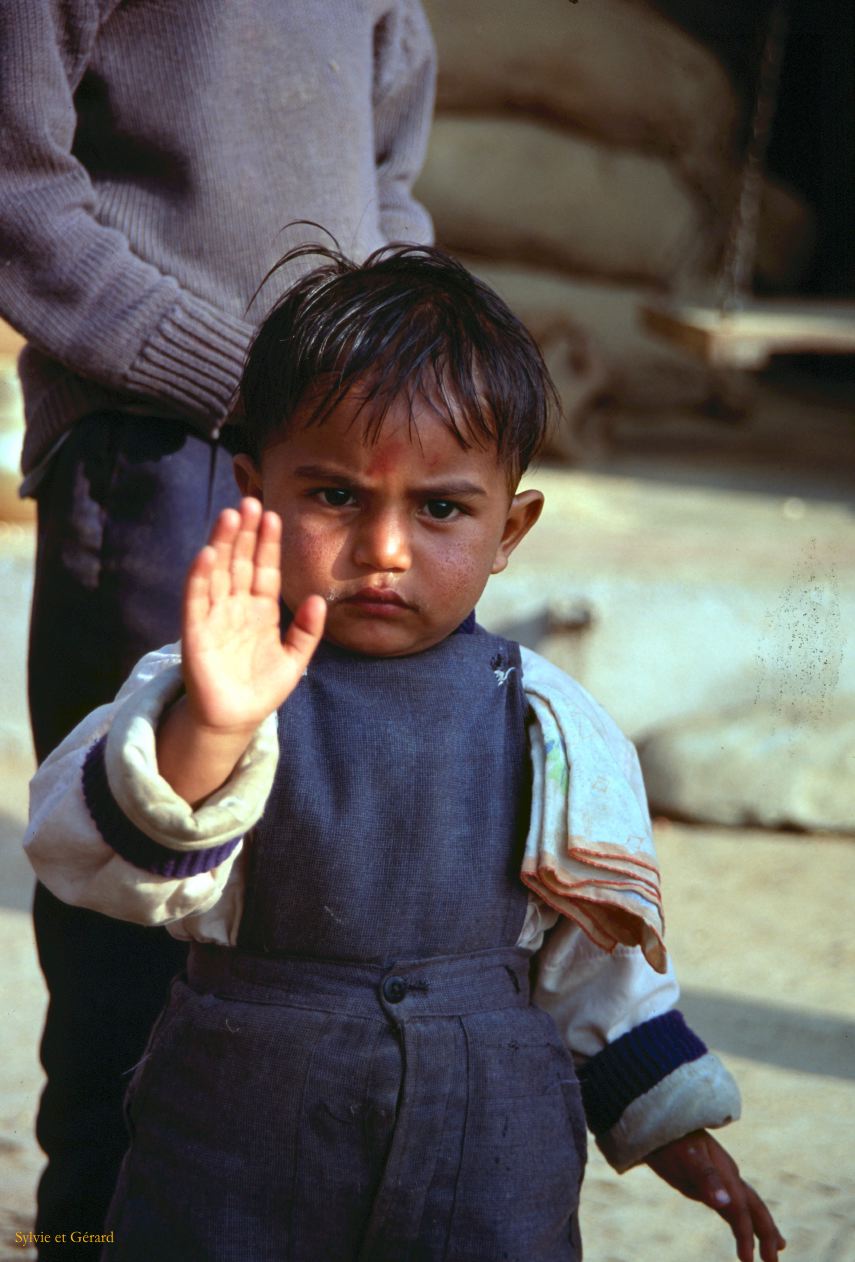 Sangkhu Namo Buddha au retour du monastère après crevaison arrêt dans un petit village pour réparation Nepal 1993-292