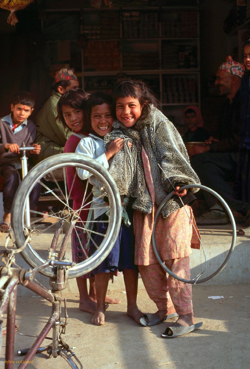 Sangkhu Namo Buddha au retour du monastère après crevaison stop dans un petit village Nepal 1993-294