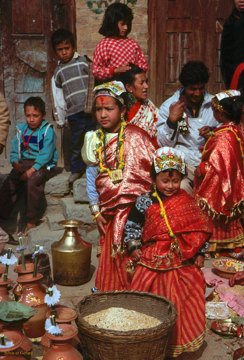 Bhaktapur un des 3 mariages des jeunes filles Newar Nepal 1993-152